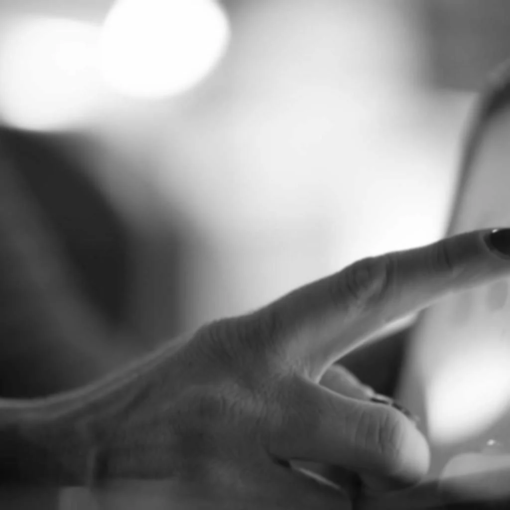 Linee invisibili che attraversano un paesaggio, stile acquarello